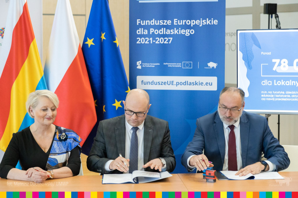 Zdjęcie przedstawia prezesa zarządu Michała Matyskiela oraz członków zarządu Województwa Podlaskiego, którzy podpisują umowę na realizację Lokalnej Strategii Rozwoju.